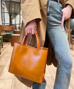 Brown vegetable-tanned leather tote bag, large capacity daily shoulder handbag for women.