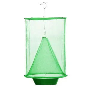 Dettaglio trappola per mosche sospesa verde, catturamosche in rete con gancio e ciotola.
