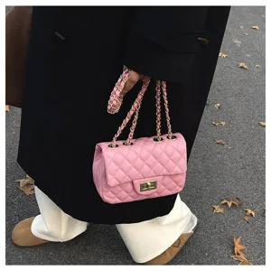 Detaillierte Ansicht der stilvollen rosa gesteppten Kettenschultertasche mit Details.