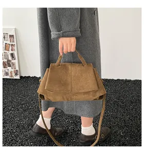 Borsa a mano in camoscio marrone vista dettagliata, elegante borsa a tracolla da donna.