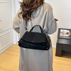Donna elegante borsa a tracolla in camoscio nero, borsa minimalista con manico superiore.