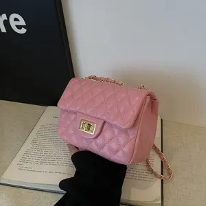 Rosa gesteppte Umhängetasche für Damen, elegante kleine Kettentasche in modischem Stil.