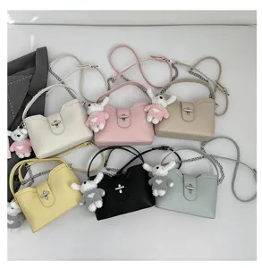 Sac à main femme motif litchi sac bandoulière seau décontracté avec charm lapin en peluche