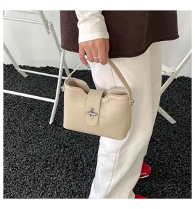 Sac à main élégant en cuir PU texture litchi pour femme, sac seau bandoulière chic.