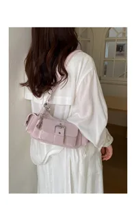 Sac à épaule rose Y2K tendance avec multi-poches, boucles en métal argenté et un cadenas.
