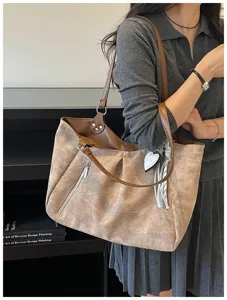 Korean style large capacity shoulder tote bag for women, retro casual commuter handbag with pockets.