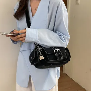 Sac bandoulière tendance en toile noire avec plusieurs poches et coutures contrastées