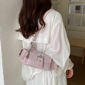 Sac à bandoulière rose multi-poches, sac à main Y2K tendance pour femme avec fermoirs métalliques.