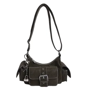 Sac à main marron vintage multi-poches pour femme, élégant sac bandoulière avec cadenas.