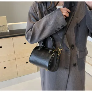 Women fashion black Boston pillow bag simple handbag commute shoulder messenger bag detail view