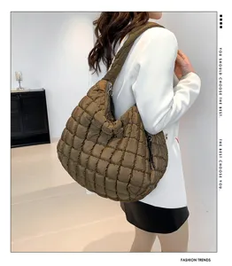 Fashion quilted puffer shoulder bag, stylish casual cloud hobo bag for women daily wear.
