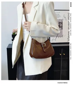 Chic borsa a spalla vintage marrone con fibbia in metallo, elegante borsa retrò da donna.