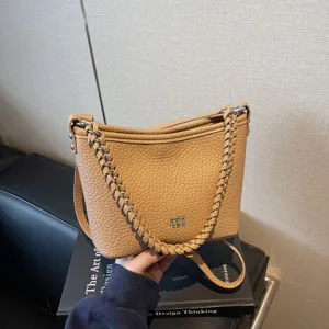 Retro braune strukturierte Leder Eimer Tasche mit geflochtenem Kettenriemen für Damen.