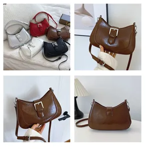 Vista dettagliata della borsa a spalla retro alla moda con design in metallo chic.