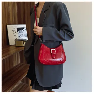 Chic borsa a tracolla in vernice rossa da donna, fibbia vintage, elegante borsa da spalla.