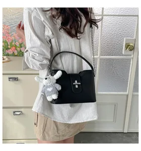 Sac à main noir grain litchi avec serrure en métal et pendentif lapin mignon pour femmes.