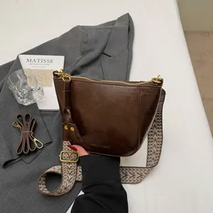 Vintage καφέ casual τσάντα χιαστί για γυναίκες με φαρδιά μοτίβο λουρί και υφή δέρματος.