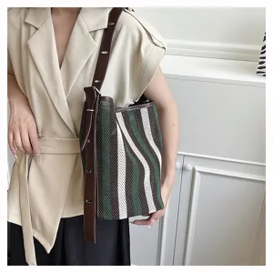 Grande borsa a spalla in rete a righe, elegante borsa a secchiello casual da donna.