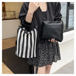 Grande borsa a tracolla a righe in rete e pochette nera, borsa da donna alla moda e versatile.