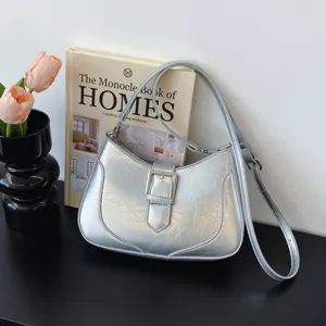 Borsa a tracolla argentata metallizzata con fibbia, borsa retrò chic alla moda e versatile.