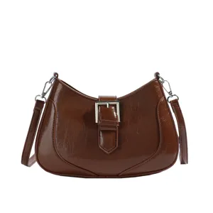 Borsa a spalla vintage in pelle verniciata marrone con fibbia in metallo per donna