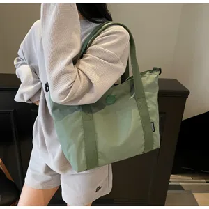 Gedetailleerd overzicht van groene canvas shopper, casual schoudertas voor dagelijks gebruik.
