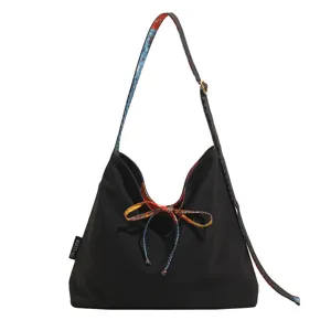 Αναστρέψιμη υφασμάτινη τσάντα tote μποχέμ, casual τσάντα ώμου με πολύχρωμο λουράκι.