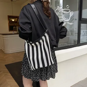 Grande borsa a spalla in maglia a righe da donna, borsa alla moda per il lavoro quotidiano.