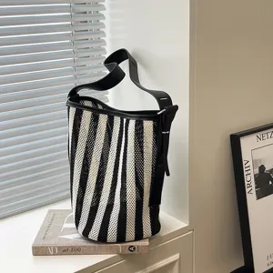 Borsa a secchiello a rete a righe bianche e nere, grande borsa a spalla casual da donna.