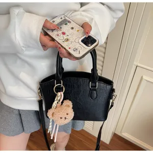 Sac à main élégant noir motif crocodile pour femmes, sac bandoulière chic et mode.