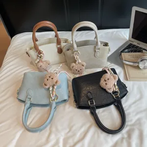 Femme Motif Crocodile Rétro Cuir PU Sac Bandoulière Sac Seau Décontracté Avec Joli Pendentif Ours Sac à Main