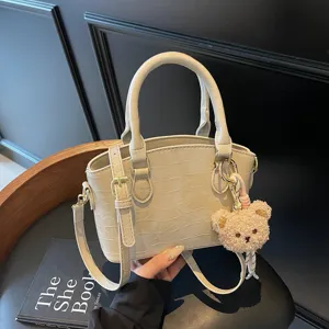 Sac à main bandoulière femme rétro élégant avec charm ours mignon beige style chic