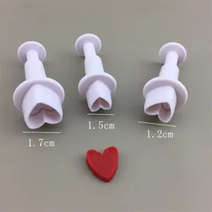 Mini ensemble d'emporte-pièces cœur en plastique pour fondant, argile et pâtisserie.