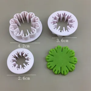 Vue détaillée de l'ensemble de moules découpoirs à fleurs en plastique pour gâteaux.
