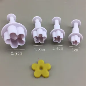 Lot de 4 emporte-pièces poussoirs à fleurs en plastique blanc pour pâte à sucre et argile.