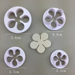 Ensemble de 4 emporte-pièces fleurs en plastique blanc avec dimensions pour gâteau fondant et pâte argile.