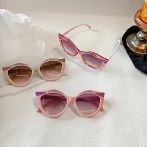 Modische Kinder Sonnenbrille mit Glitzer Katzenauge Rahmen und Farbverlauf Gläsern.