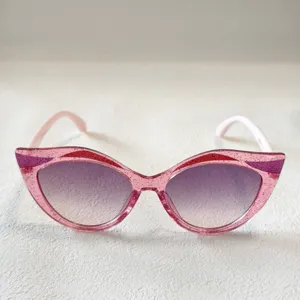 Nahaufnahme Detail der stylischen rosa Glitzer Katzenaugen Kinder Sonnenbrille neu.