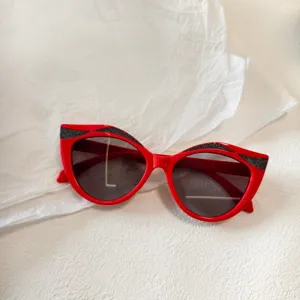 rote katzenauge kinder sonnenbrille detailaufnahme mit schicken glitzernden akzenten