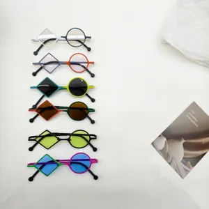 Detailansicht der bunten Kinder Sonnenbrillen mit unregelmäßigem Metallrahmen im Trend-Stil.