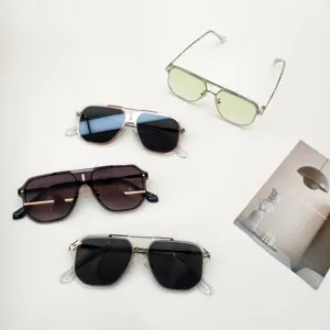 Dettaglio di occhiali da sole alla moda per bambini con lenti colorate per l'estate.