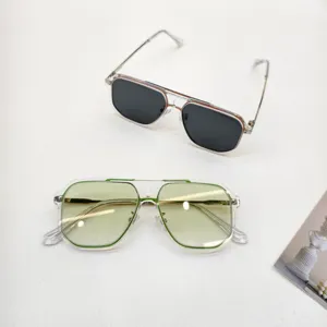 Vista dettagliata di occhiali da sole alla moda per bambini con lenti eleganti per esterni.