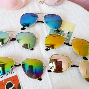 Occhiali da sole da aviatore colorati riflettenti per bambini con montatura in metallo.