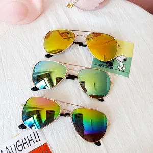 Occhiali da sole aviatore per bambini con lenti colorate riflettenti e montatura metallica.