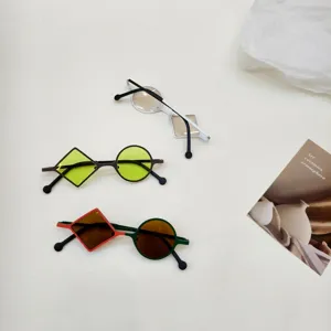 Trendige Kinder Vintage Metall unregelmäßige Sonnenbrille mit bunten Gläsern für Jungen und Mädchen.