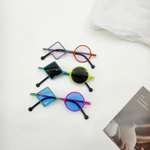 Kinder unregelmäßige Metall Sonnenbrille Detail mit einzigartigen geometrischen Formen.
