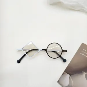 Nahaufnahme von einzigartigen asymmetrischen geometrischen Kinder Sonnenbrillen mit Metallrahmen.