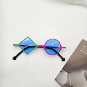 Kinder Sonnenbrille mit asymmetrischen geometrischen Rahmen, blauen Gläsern, Bonbonfarben.