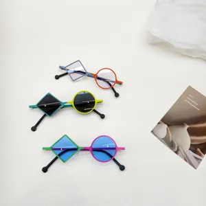 Kinder avant-garde geometrische Sonnenbrille Set, einzigartige Metallrahmen für Jungen und Mädchen.
