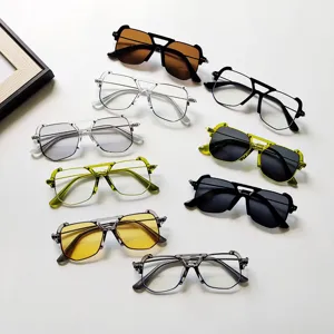 Lunettes de Soleil Carrées à la Mode pour Enfants Couleur Gelée Monture Géométrique Lunettes de Soleil Double Pont pour Garçons Filles Plein Air Plage Accessoires Décoration Quotidienne